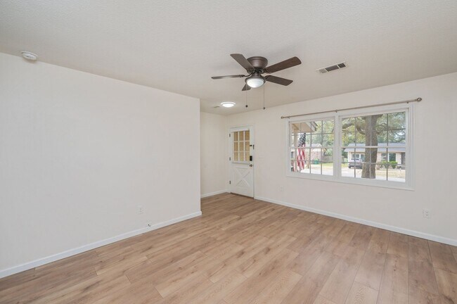 Building Photo - Renovated 3 bedroom house in Niceville!