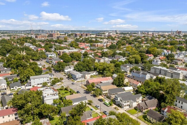 Building Photo - Fully Furnished Downtown Rental