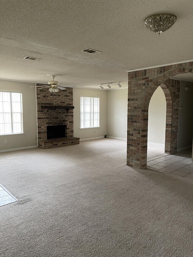 Building Photo - 12081 Longwood Dr