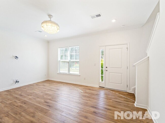 Building Photo - Spring deal : 500$ rewards for a 15 month rental lease - Elegant  3br/2.5 bath Townhome available...