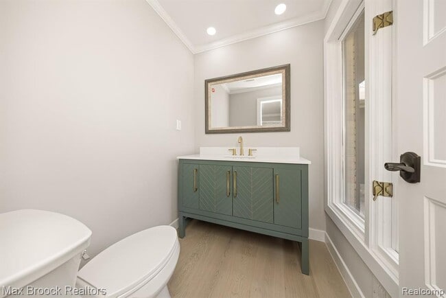 Building Photo - 5240 Clarendon Crest St