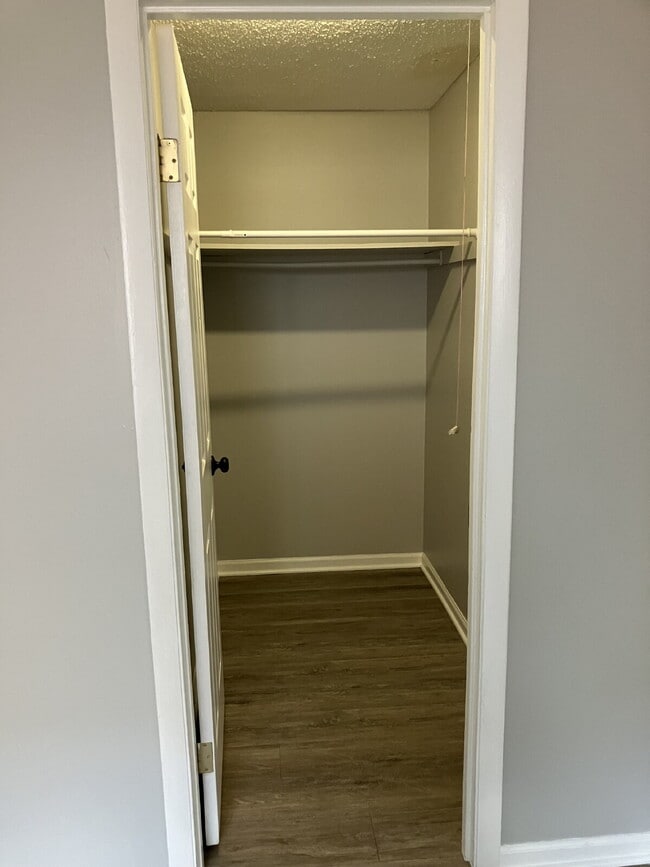 Building Photo - Available May 1!  Spacious 3 BR, 1.5 Bath in East Rochester