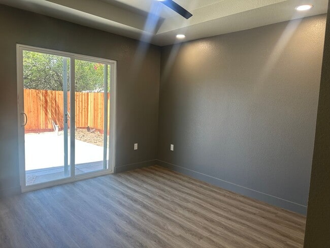Building Photo - 3 Bedrom 2 Bath Duplex Fully Renovated