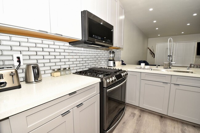 Building Photo - MODERN 1 BED 1 BATH CONDO WITH ATTACHED GA...