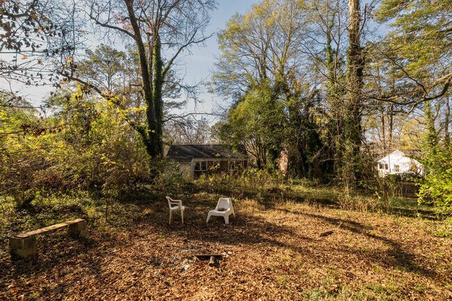 Building Photo - 1850 Hillsdale Dr