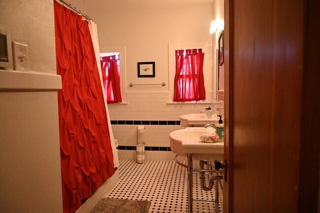 Building Photo - 401 W Nations Ave