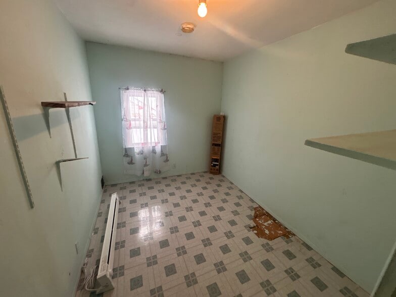 Building Photo - 195 Roland St