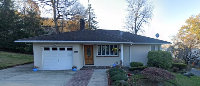 Primary Photo - 422 Oak St
