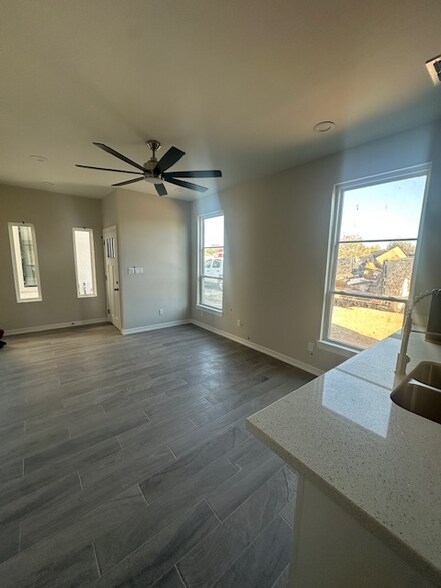 Building Photo - 1117 E Esperanza Ave