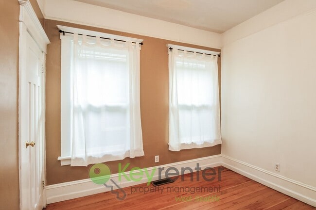 Building Photo - Spacious and Stylish 3 Bedroom in Prime Location