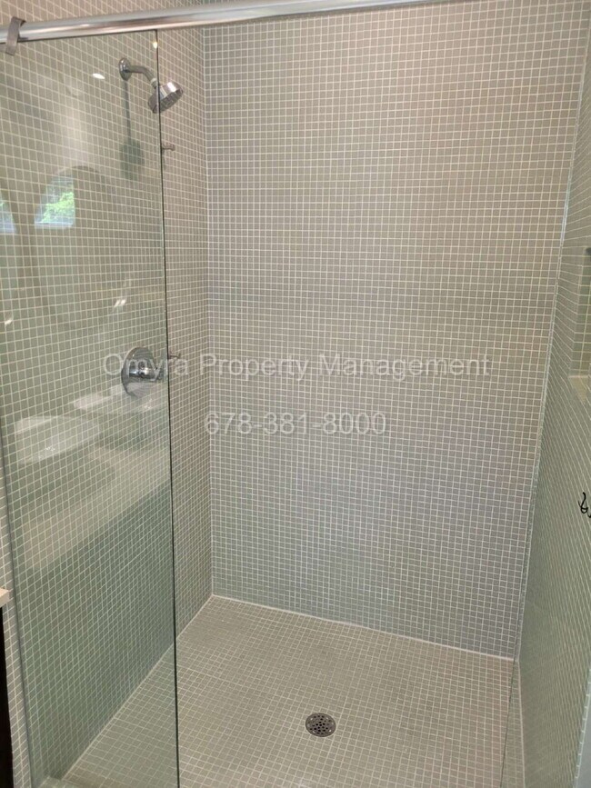 Building Photo - Luxurious 4 bedroom house in Atlanta!