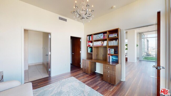 Building Photo - 1100 S Hope St