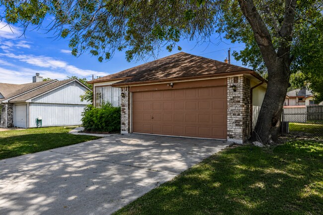 Building Photo - 2308 Woodlands Dr