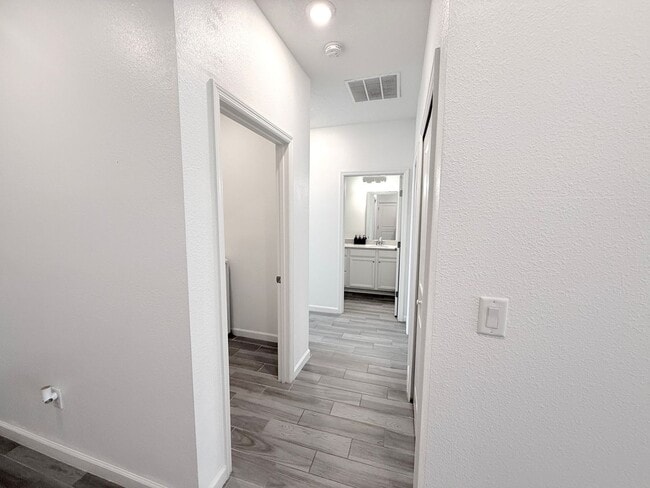 Building Photo - Like New Home In Highland Chase