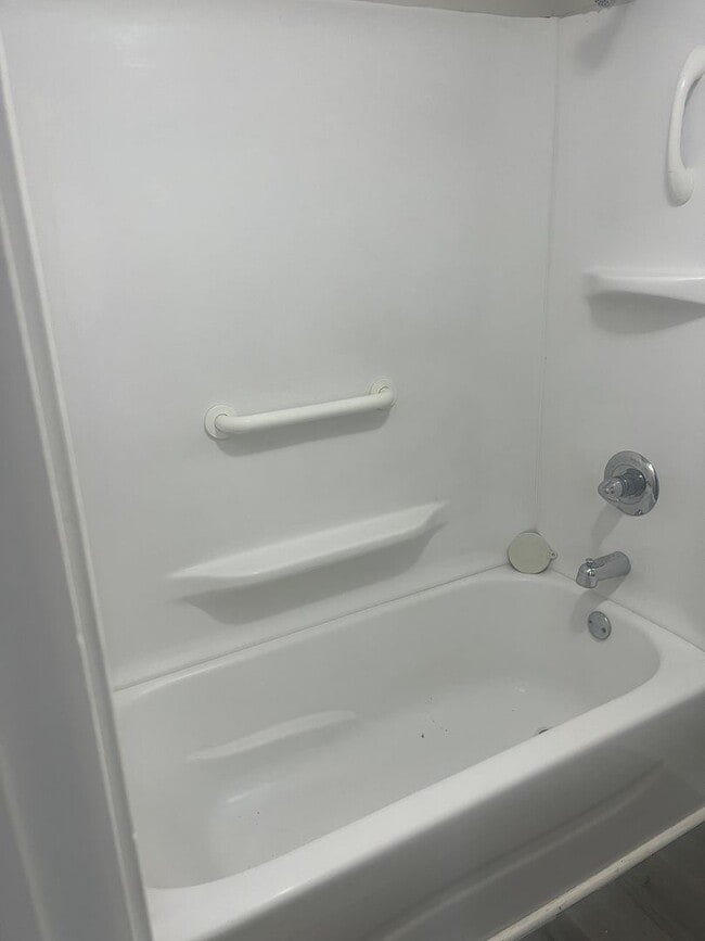 Building Photo - One Bedroom Spacious Duplex Located on S Brookville Rd & S Arlington Ave  SECTION 8 WELCOME