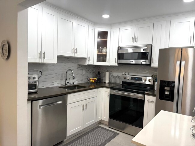 Building Photo - 496 Burgundy P