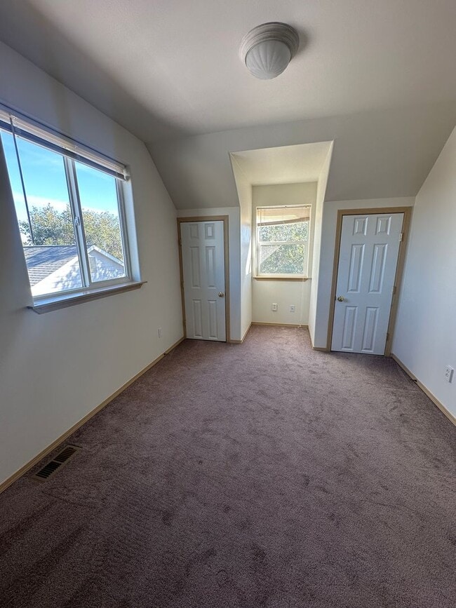 Building Photo - 5 Bedroom Home! Available now.