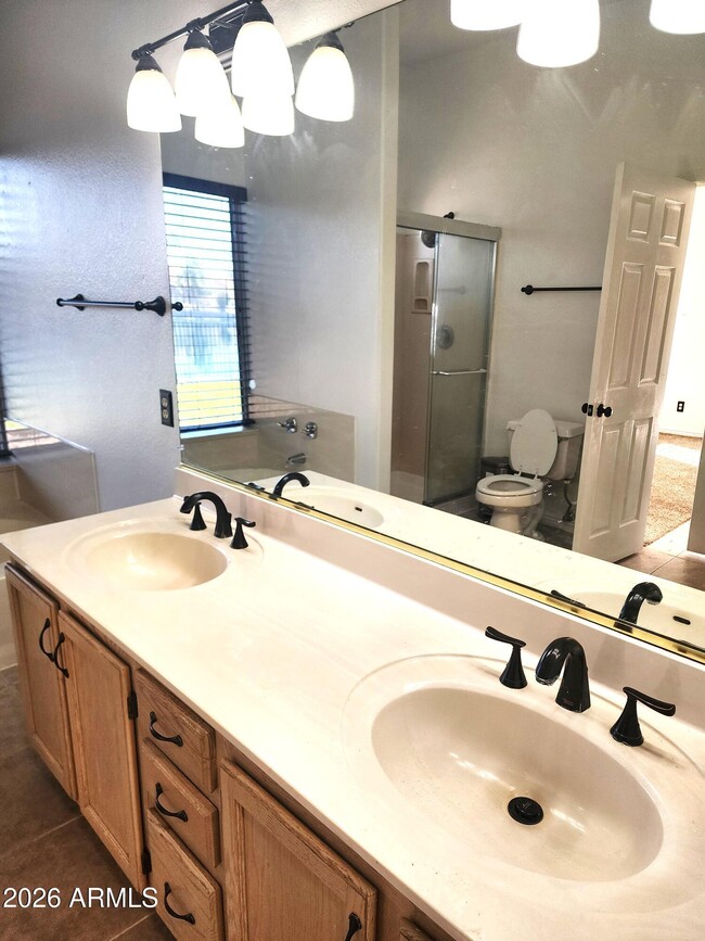 Building Photo - 7545 W Kerry Ln