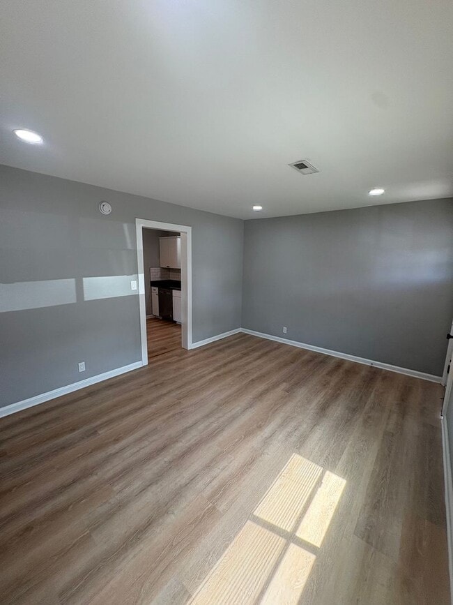 Building Photo - 123 Sequoia Dr