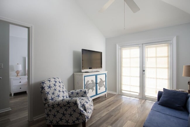 Building Photo - Rare Summer-Fall Rental Opportunity in the...