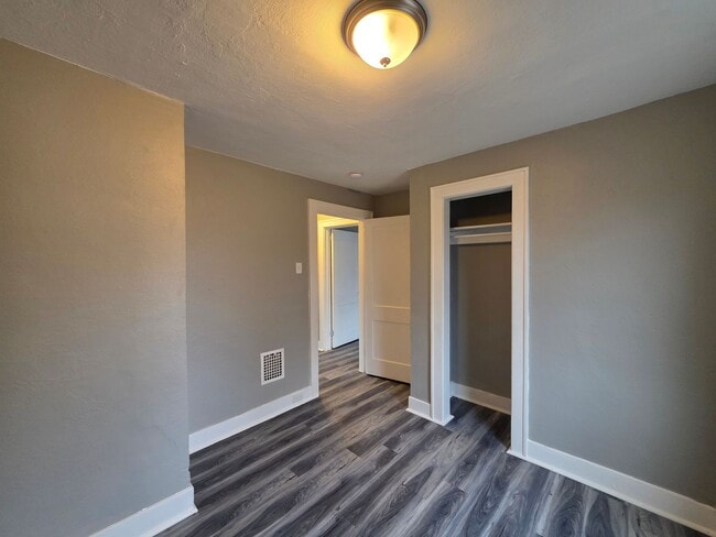 Building Photo - 3 bedroom 1 bath house for rent in the West End!