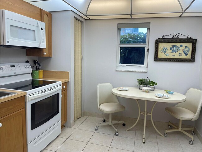 Building Photo - 4629 Poinciana St