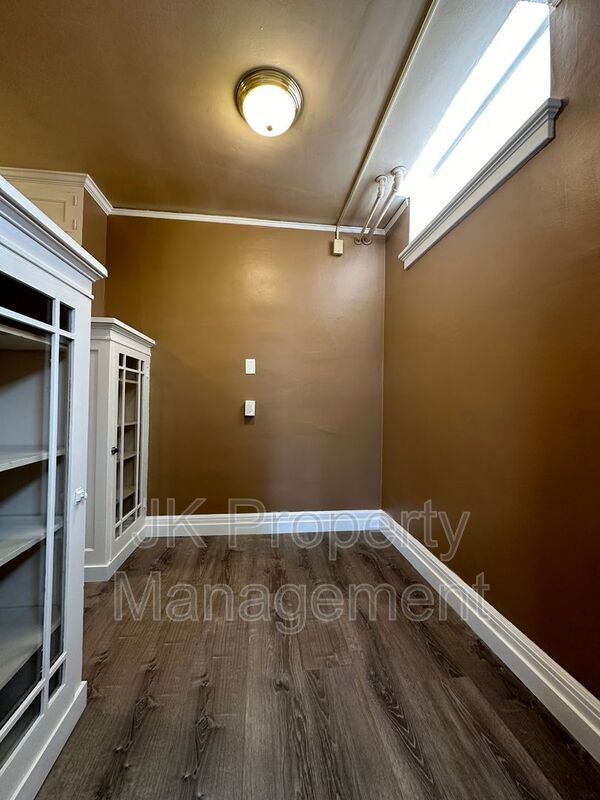 Building Photo - 310 5th St N