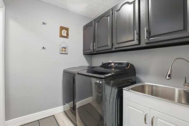 Building Photo - 122 SE Crestwood Cir