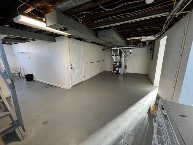 Building Photo - 4964 Oaklawn Dr