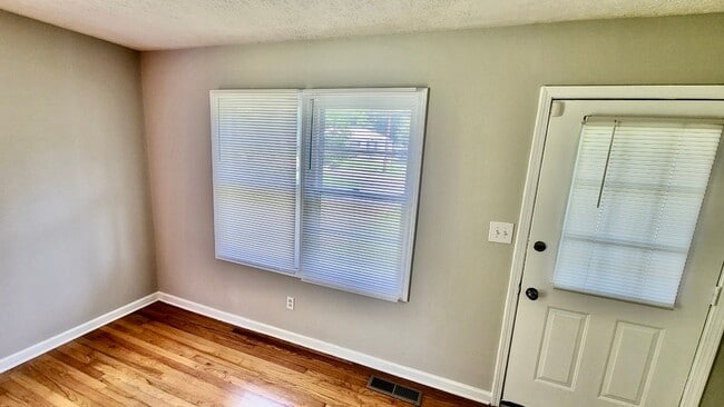 Building Photo - Charming 3 bedroom Bungalow