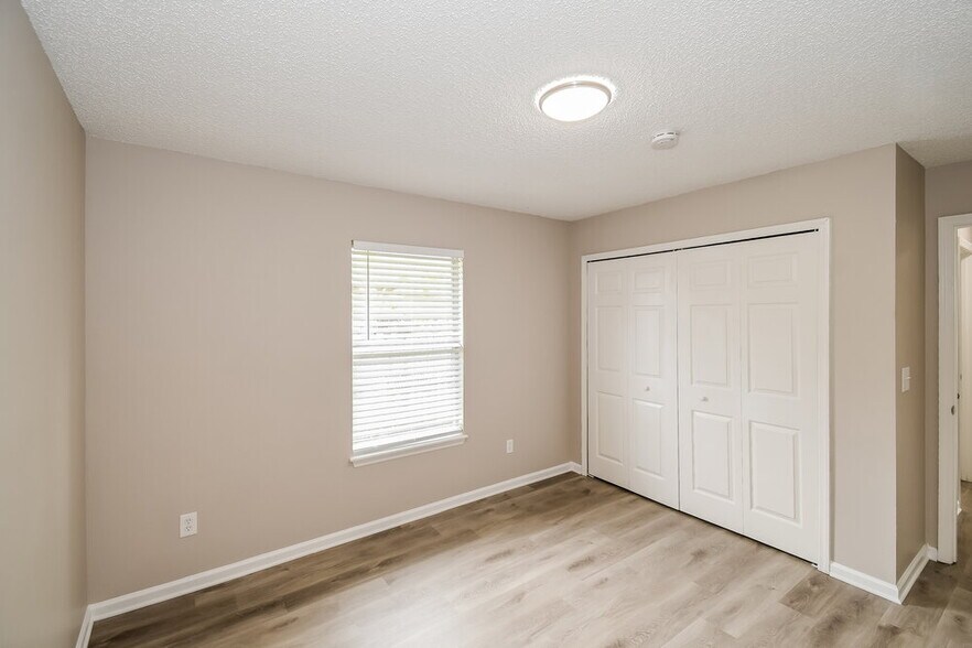 Building Photo - 383 Summit Dr