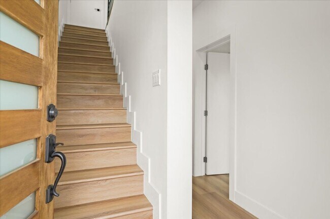 Building Photo - 910 N Hudson Ave