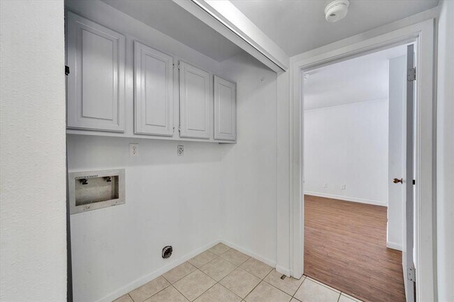 Building Photo - 1129 W San Antonio St