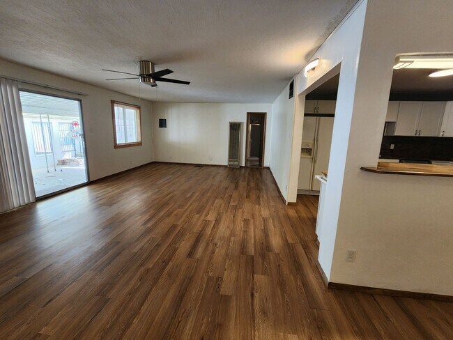 Building Photo - 3 Bedroom 2 Bathroom