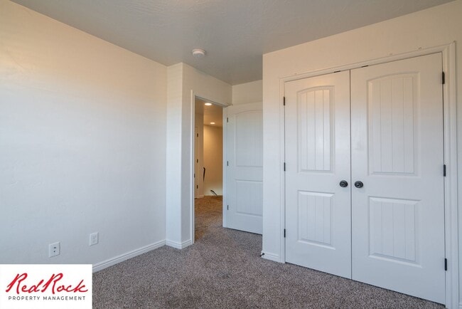 Building Photo - 3 Bedroom Townhome In Southgate Community