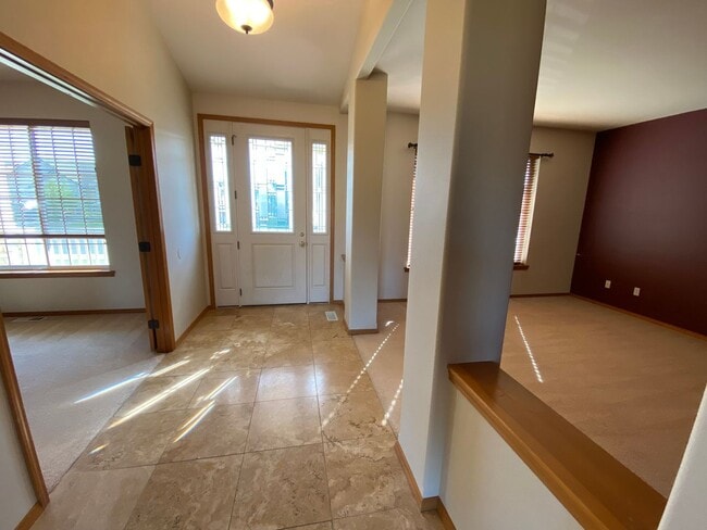 Building Photo - BONUS RENT SPECIAL! Large 3 Bed Home with ...