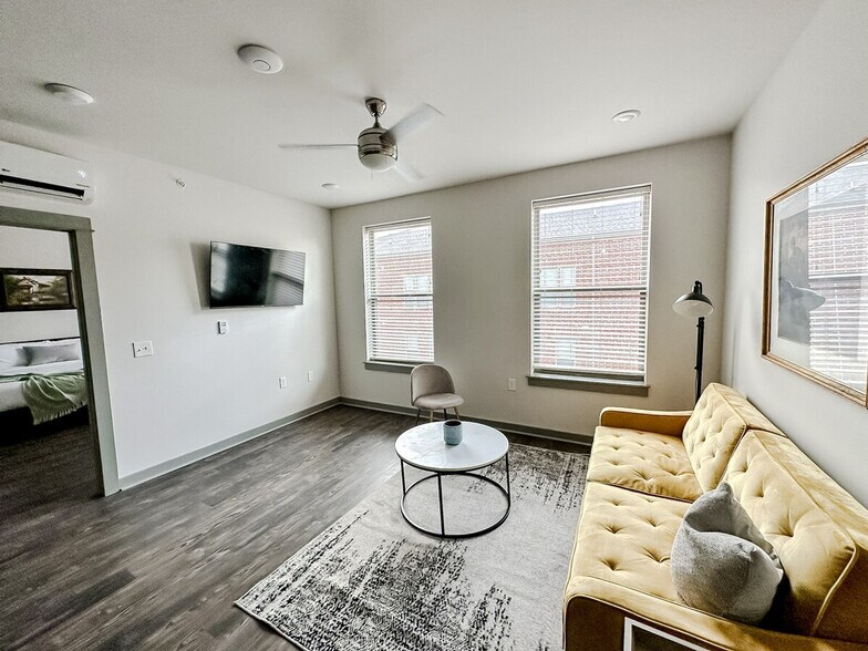 Building Photo - 111 E 4th St