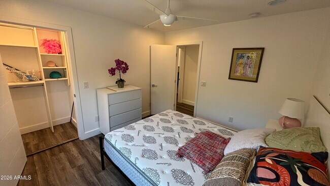 Building Photo - 706 E Whitton Ave