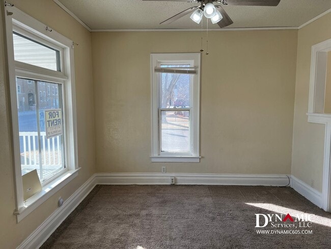 Building Photo - Remodeled 3 Bed / 1 Bath Remodeled Queen Anne Duplex – Downtown Sioux Falls