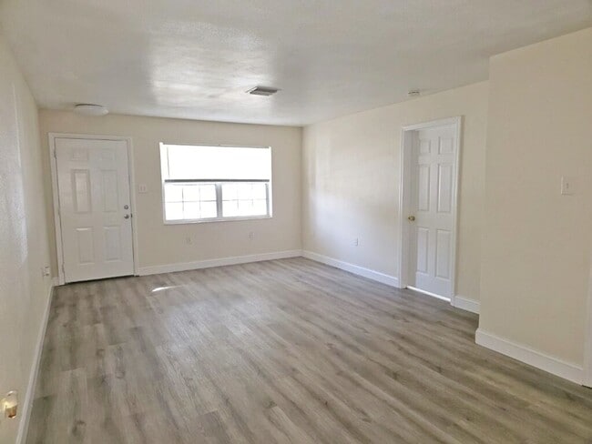 Building Photo - 3 Bedroom 2 Bath 1 Car Garage Home in St. ...