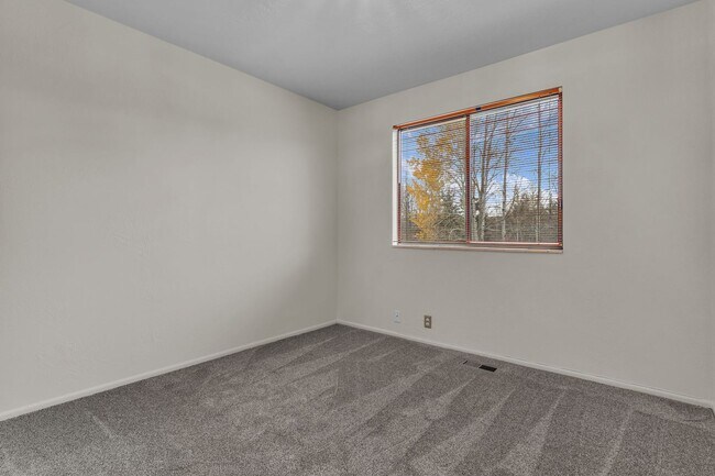 Building Photo - Prime Park Meadows Home