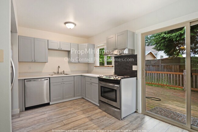 Building Photo - Updated Two Bedroom Duplex in SE!