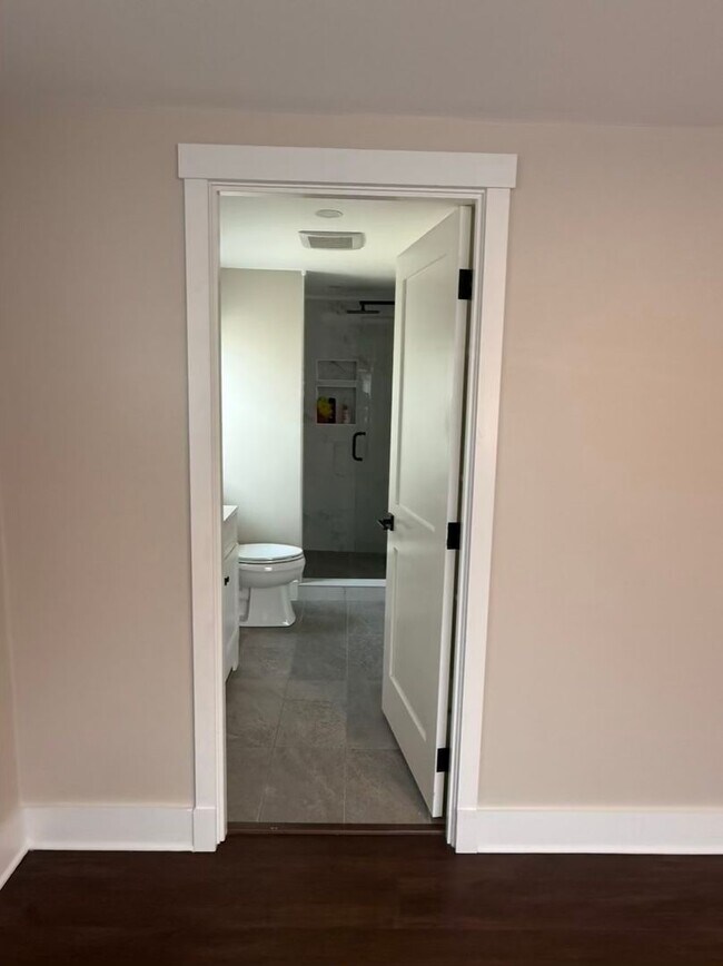 Building Photo - 3 Bedroom 2 bathroom House! Move in Special!