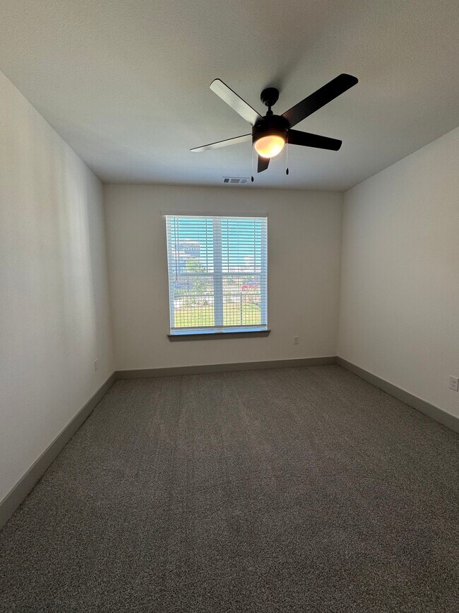 Building Photo - 5400 Haltom Rd