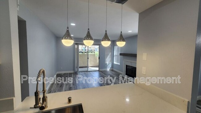 Building Photo - 2047 Lakeridge Cir