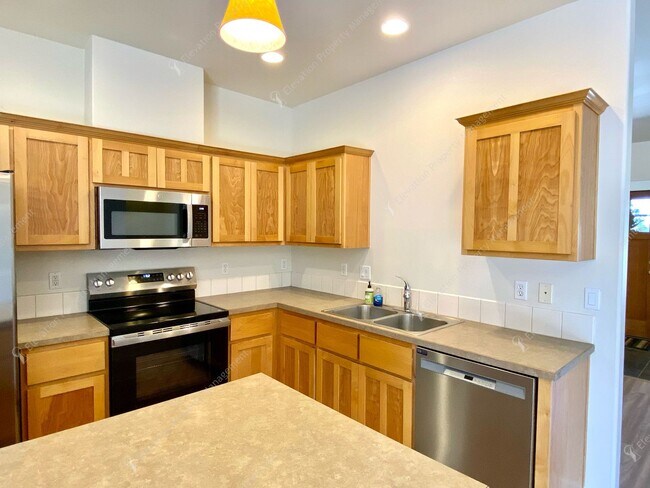 Building Photo - Charming Updated Home in Bend’s Old Farm D...