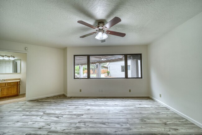 Building Photo - Beauty on Bowstring Drive