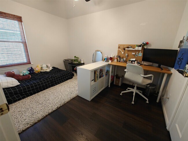 Building Photo - 5902 Mettler Ln