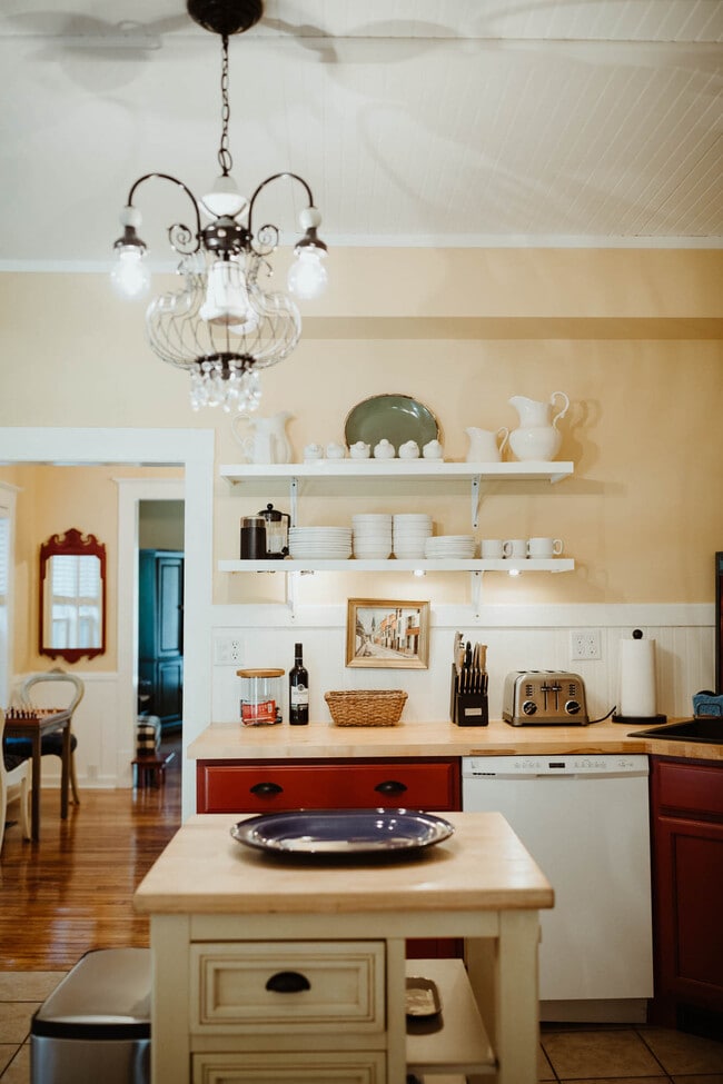 Building Photo - 108 W 6th St