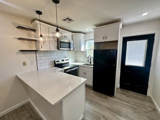 Building Photo - 1447 E Mountain View Rd